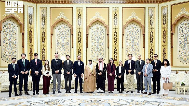 Delegationsteilnehmende beim Besuch des Shura Councils