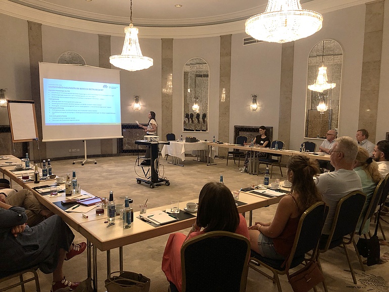 Verena Berten (itb) bei der Moderation des Veranstaltertreffens