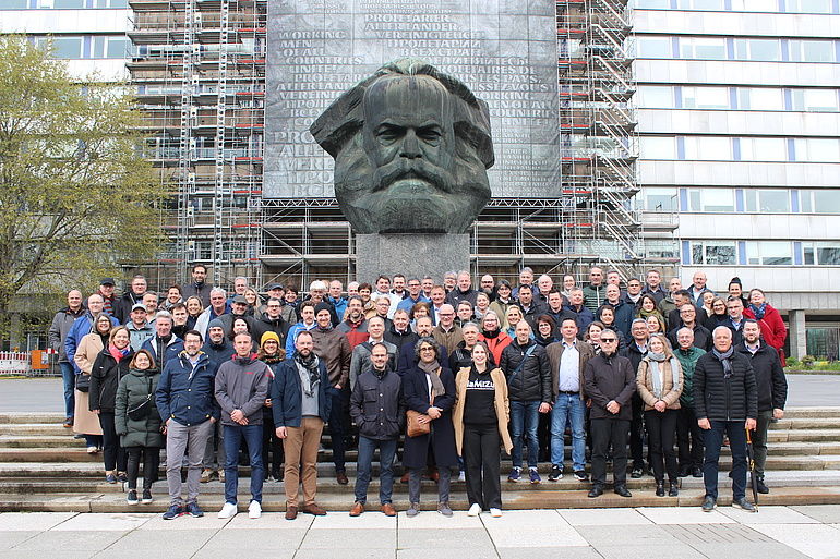 Gruppenbild am Karl-Marx-Monument 