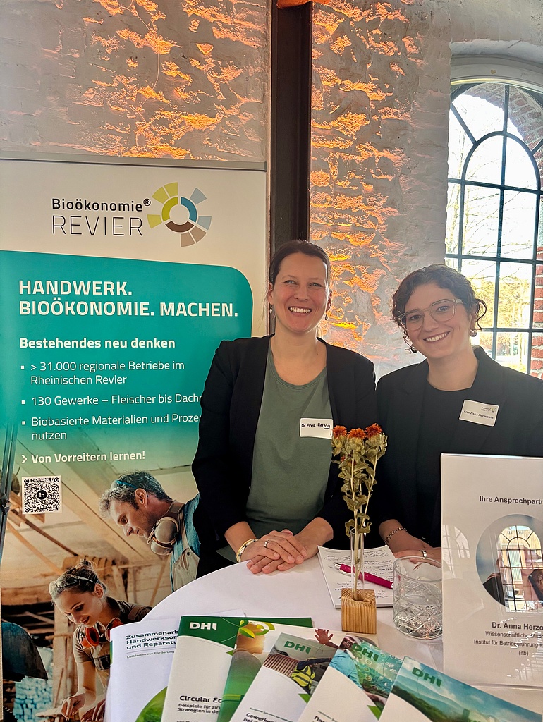Dr. Anna Herzog (itb) und Franziska Hermanns (BioökonomieREVIER) auf dem Regionalforum Bioökonomie in Stolberg