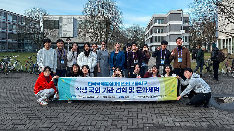 Schülerinnen und Schüler der Korea International Trade High School