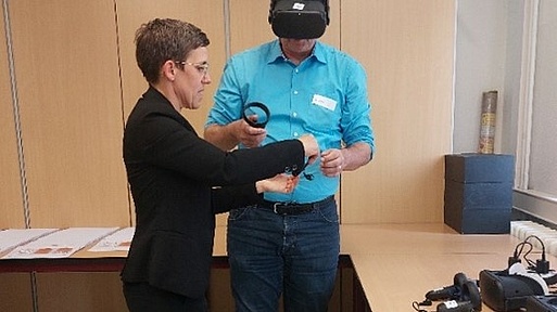 Mandy Wolter vom Team des Projekts DigiBacK erläutert den Einsatz von VR-Technik in der überbetrieblichen Lehrlingsausbildung.