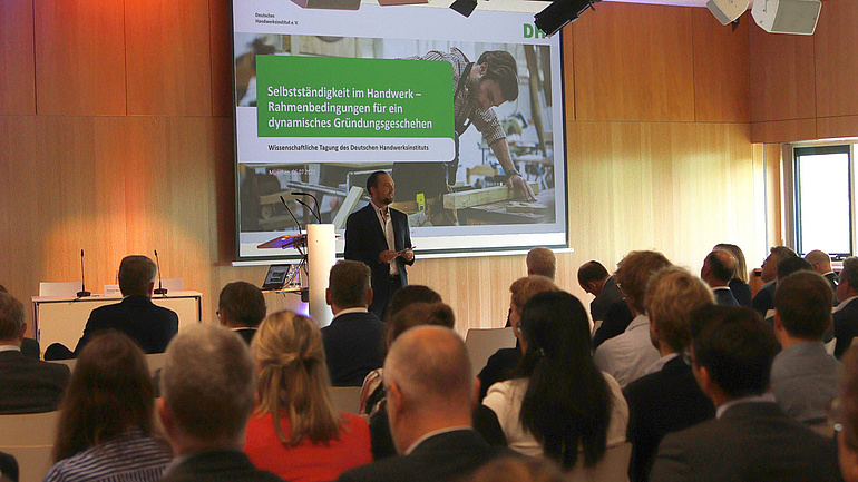 Moderation der Tagung durch Patrick Neumann vom Handwerk Magazin 